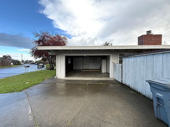 3rd image of 2055 Forest Lake Dr