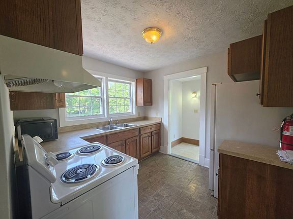 3rd image of 914 S Water St