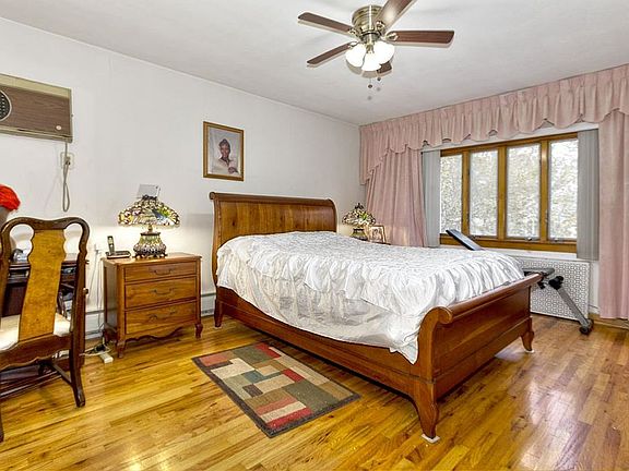 3rd image of 5818 Avenue
