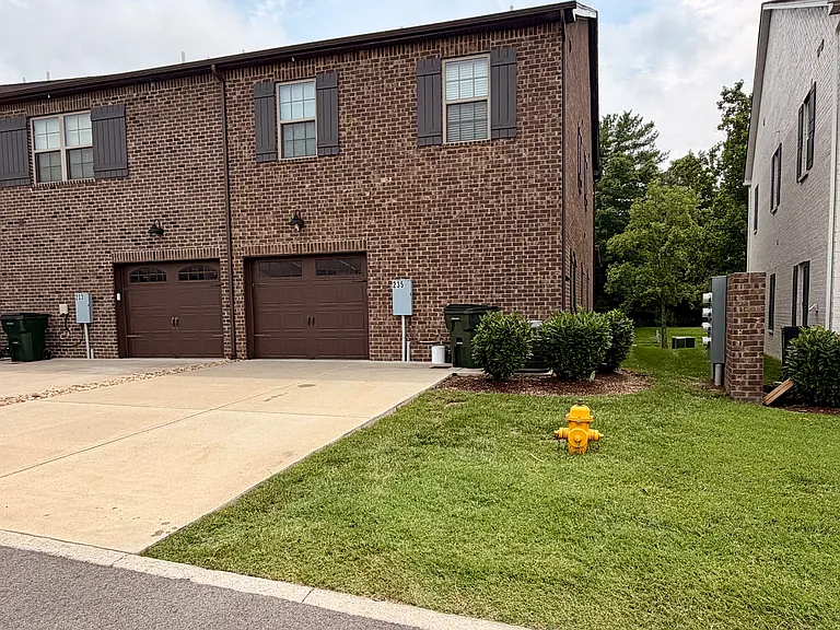 235 Claremont Ct — Photo 4
