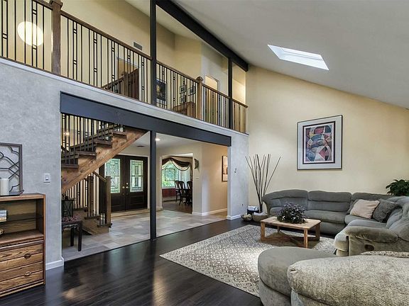 5th image of 5 Hayes Hill Dr