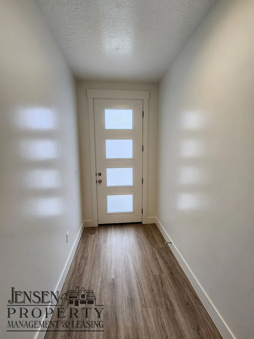 Newer4 Bedroom Town Home — Photo 4