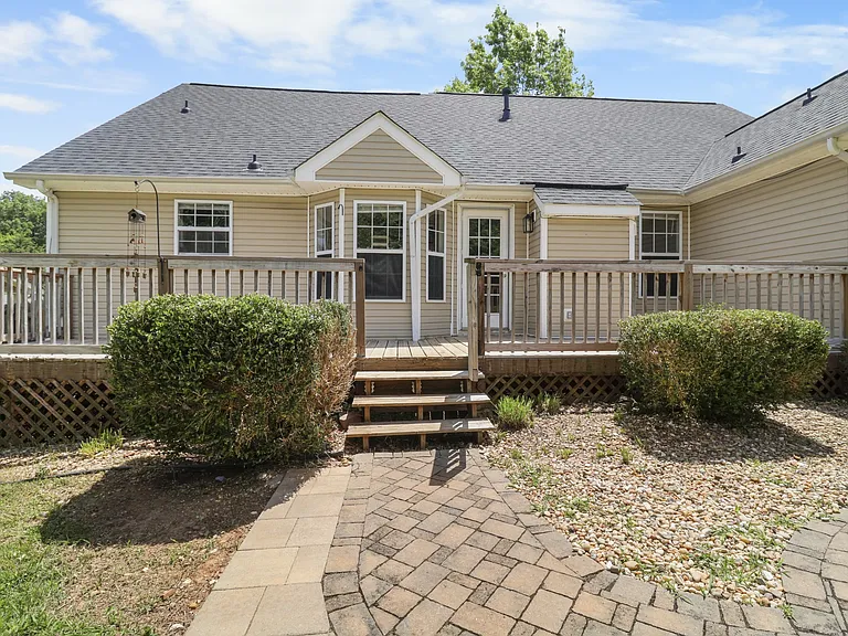 1644 Cedar Springs Cir — Photo 25
