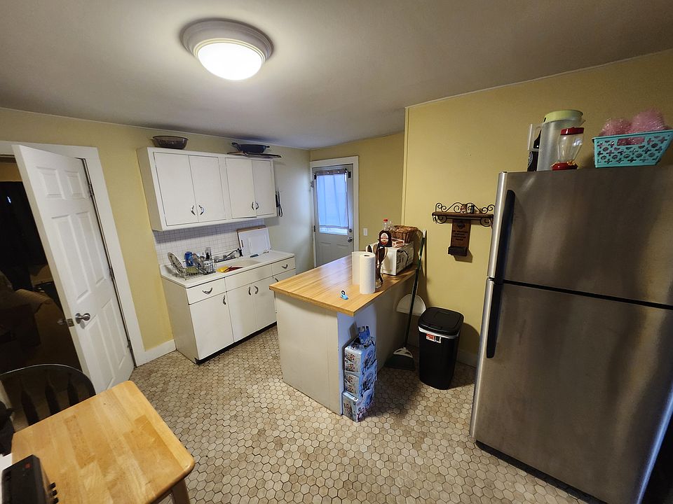 2nd image of 25 Main St
