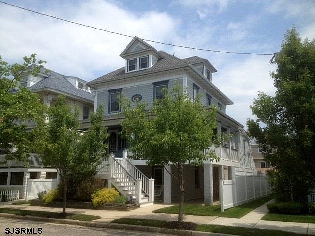 1st image of 823 E 4th St