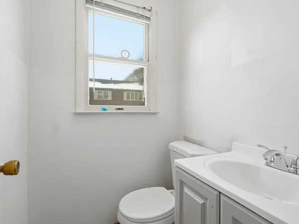 55 Leroy Ave APT 1, Valhalla, NY 10595