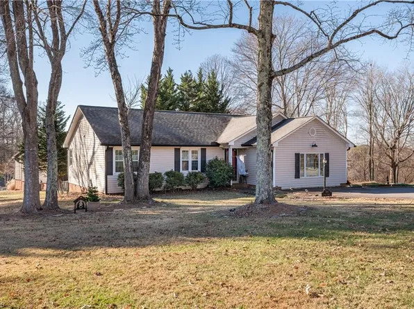 710 Saddle Dr, Pilot Mountain, NC 27041