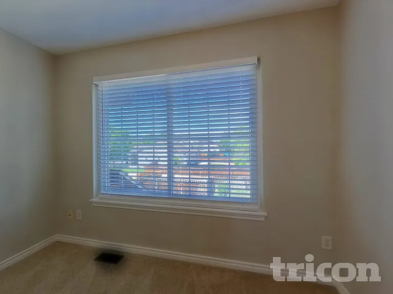 385 Longspur Dr — Photo 12