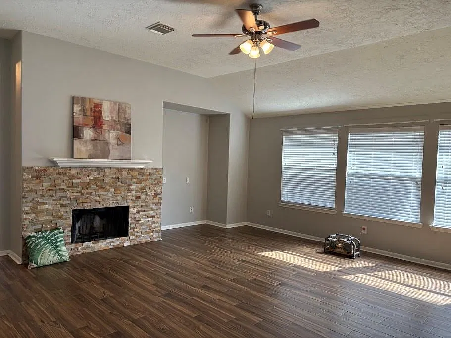 3 bed, 1974 sqft, $1,995 — Photo 3