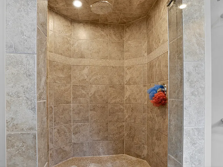 2200 Dogwood Cres — Photo 41