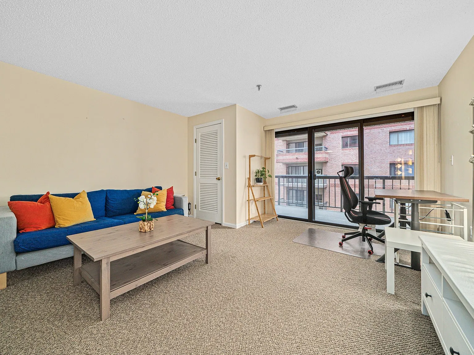 1 bed, 826 sqft, $2,500 — Photo 2