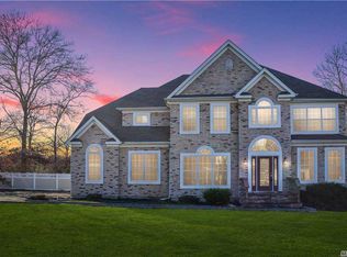 28 Apple Ct, Ridge, NY 11961