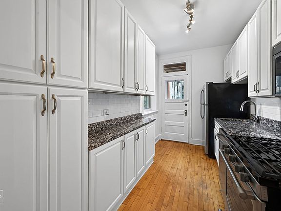 4th image of 731 W Bittersweet Pl APT 2S
