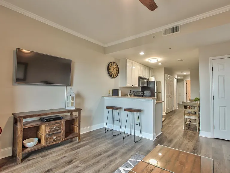 215 W College Ave #305 — Photo 3