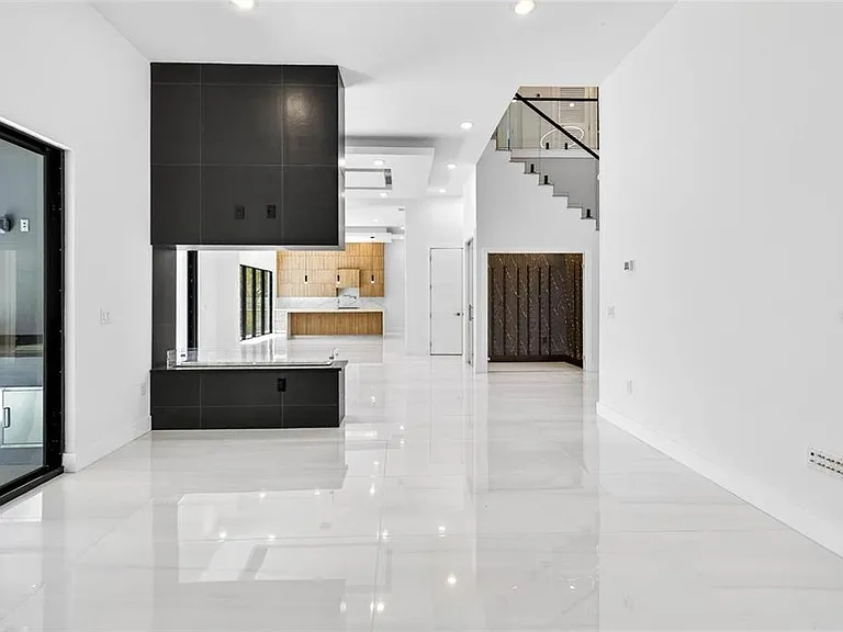 4426 W Euclid Ave — Photo 8