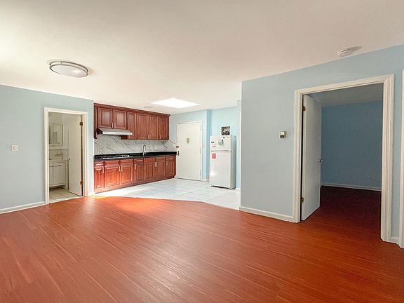 4th image of 61-09 167th St