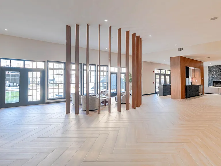 The Raphael - Beautifully Renovated! — Photo 15