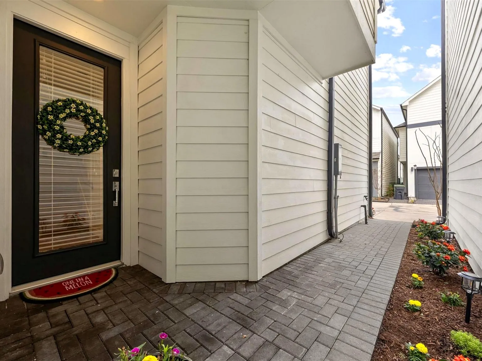 3 bed, 2.5 bath, 1691 sqft, $2,200 — Photo 3