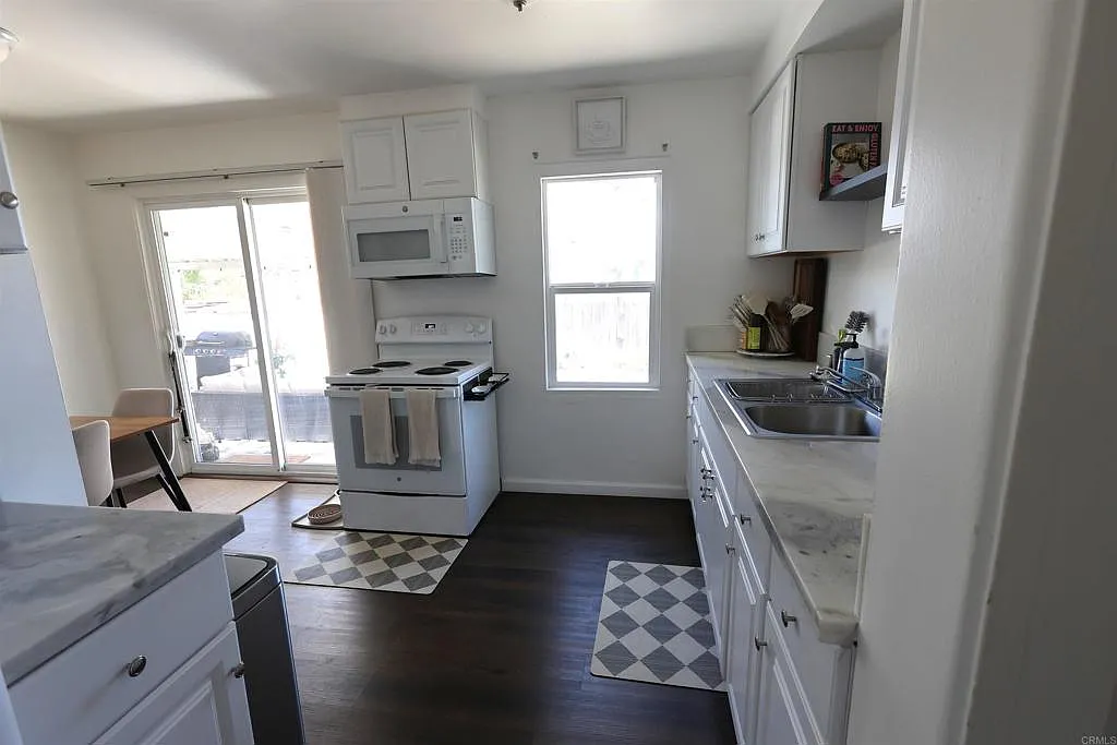 3 bed, 1200 sqft, $3,300 — Photo 2