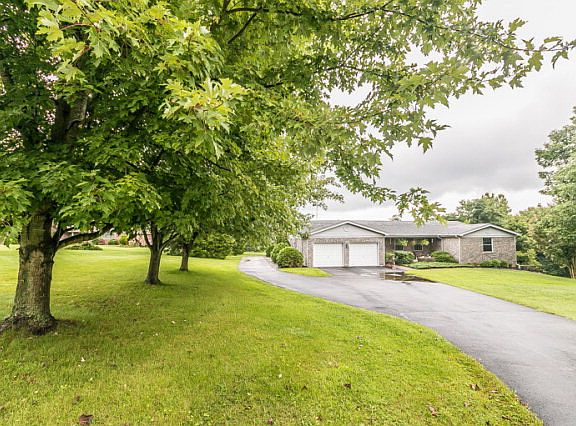 2nd image of 135 Redwood Dr