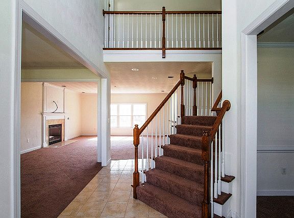 2nd image of 109 Sweetbriar Ln