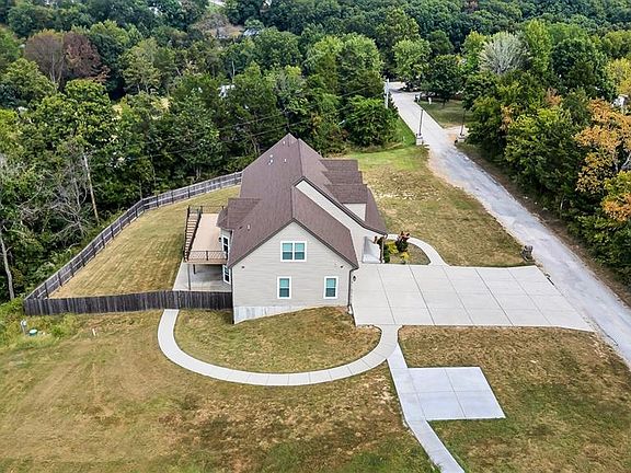 5th image of 3002 Sherri Ln
