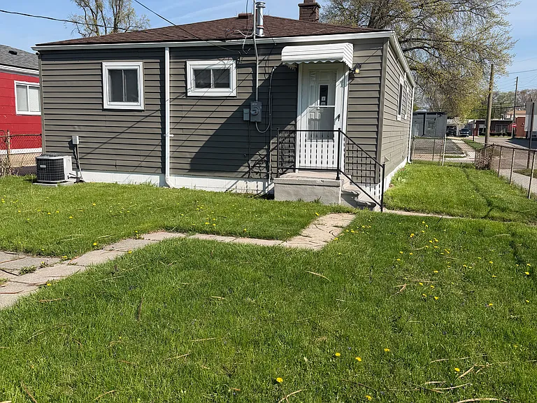1644 E Woodruff Ave — Photo 2
