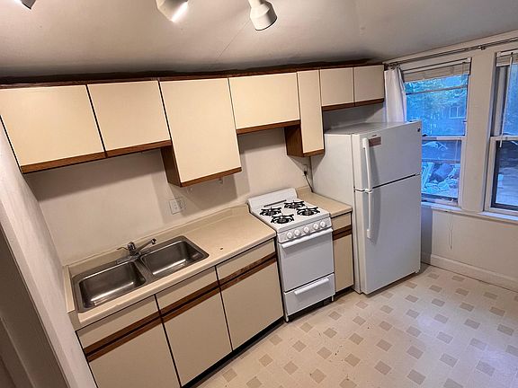 2nd image of 133 E Gorham St #2