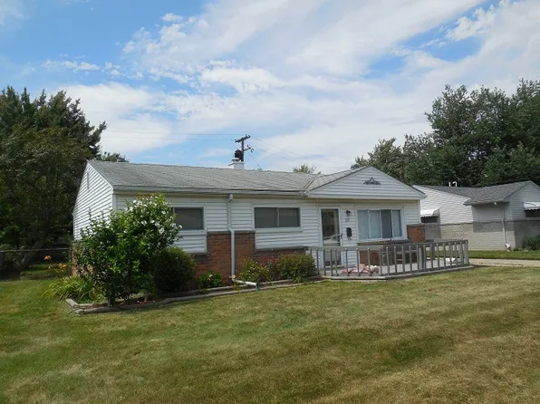 337 Lyons St, Troy, MI 48083