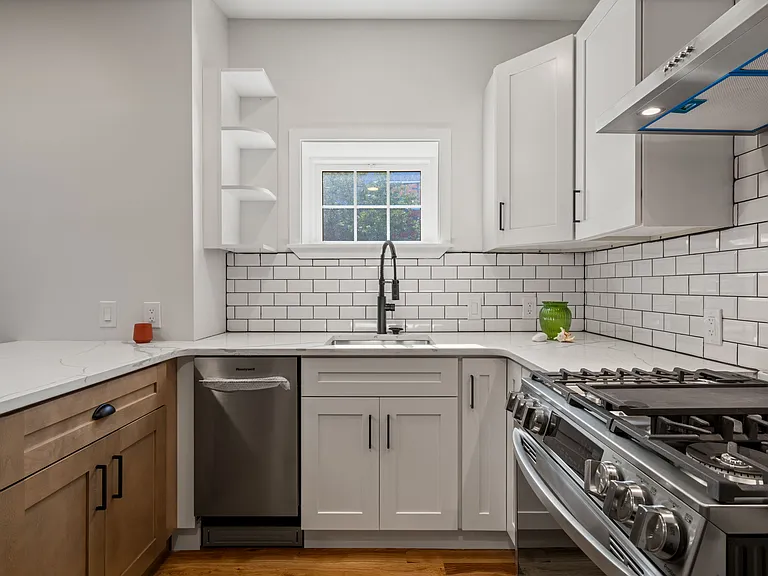 1629 E Eyre St — Photo 20