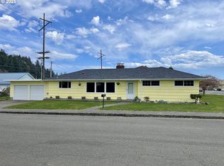 241 N 20th St, Reedsport, OR 97467