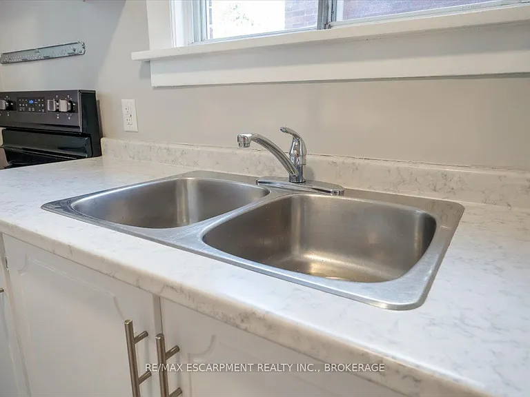 3 Carleton St S #MAIN — Photo 10