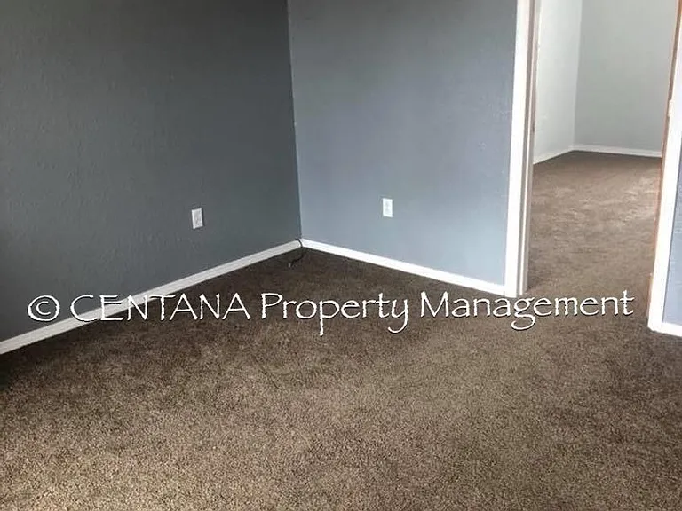 1119 W Broadway — Photo 6