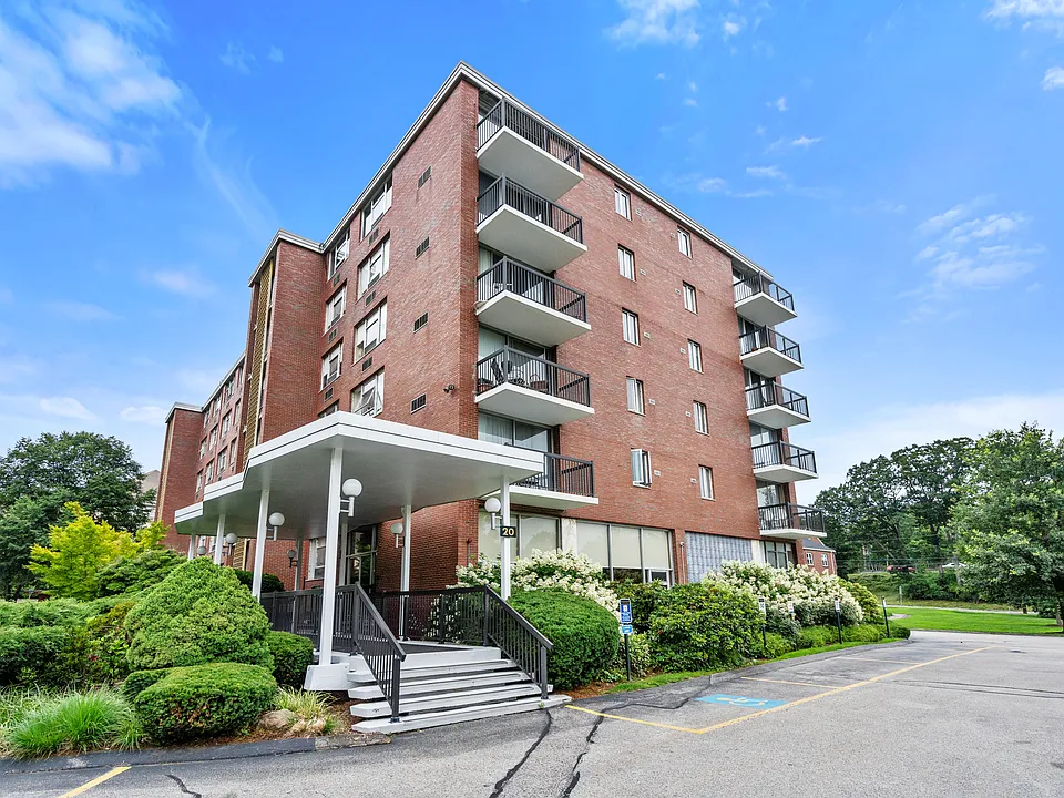 20 Hammond Pond Pkwy #504
