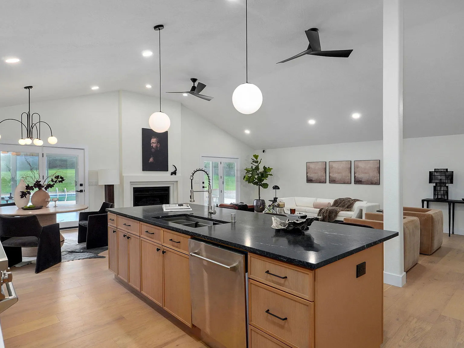 5 bed, 3895 sqft, $4,000 — Photo 4