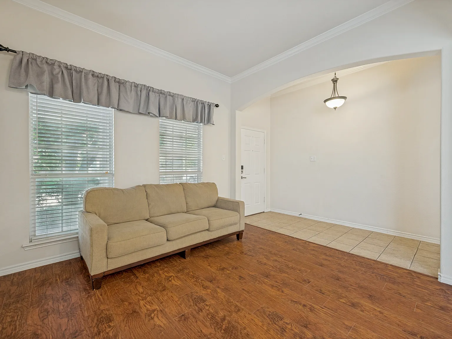 3 bed, 2210 sqft, $2,395 — Photo 4