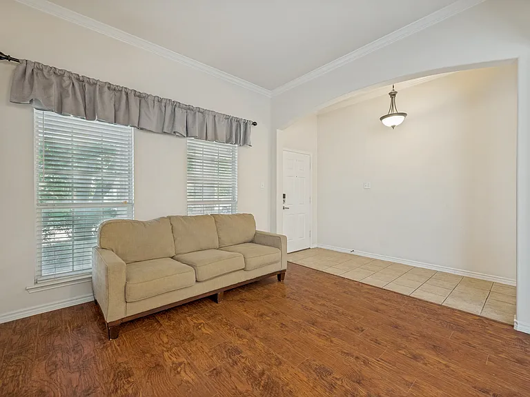 1615 Bur Oak Dr — Photo 4