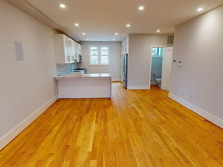 643 Lamont St NW #B — Photo 5
