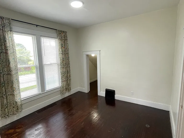 523-525 W Charles St #523 — Photo 4