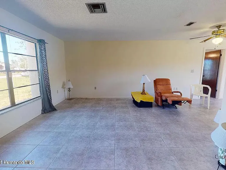 1332 Bentley Ave — Photo 2