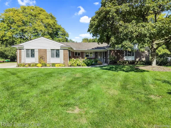 60 Gordon Dr, Troy, MI 48098