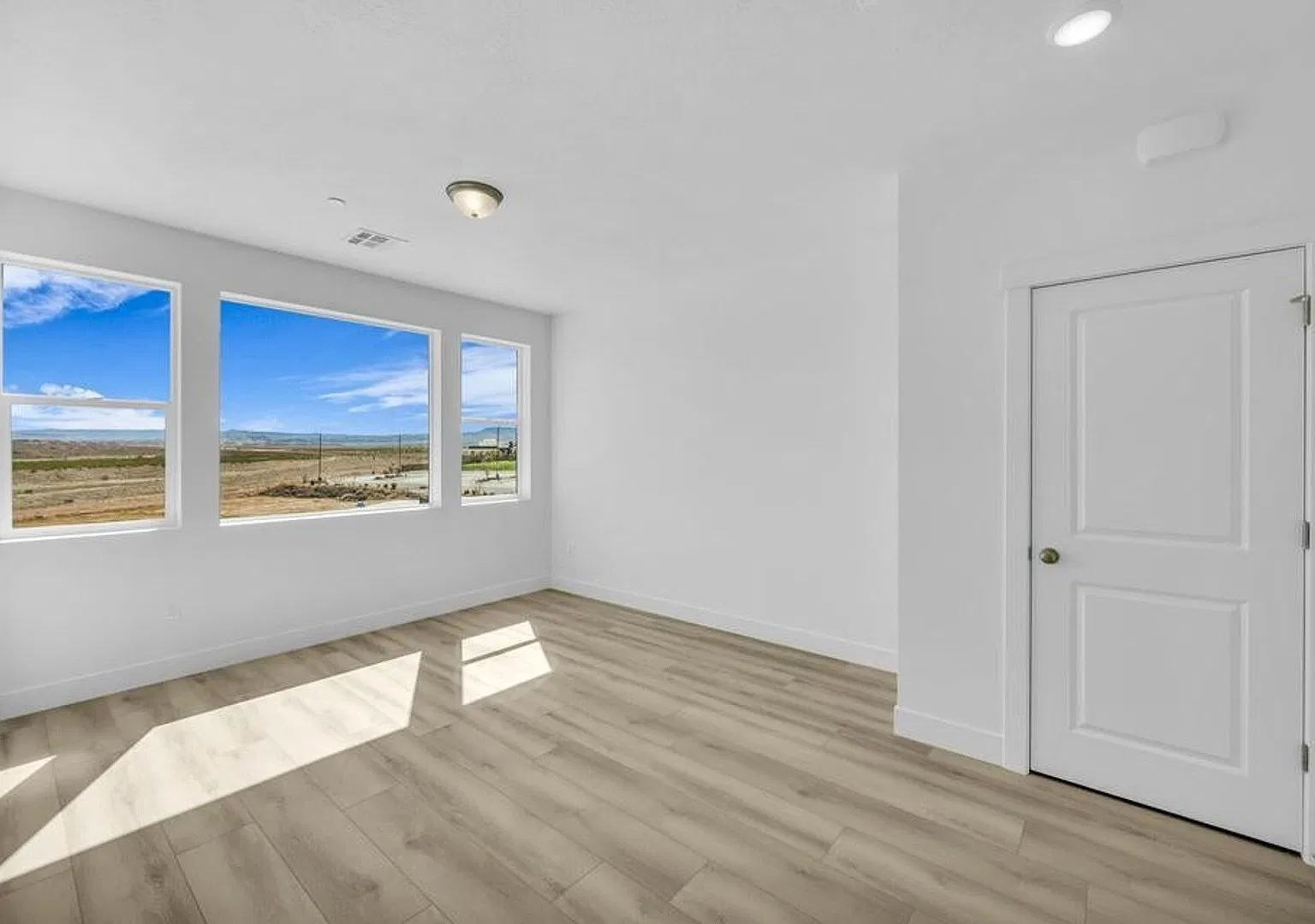 6 Month Lease! Live the Desert Color Lifestyle. — Photo 4