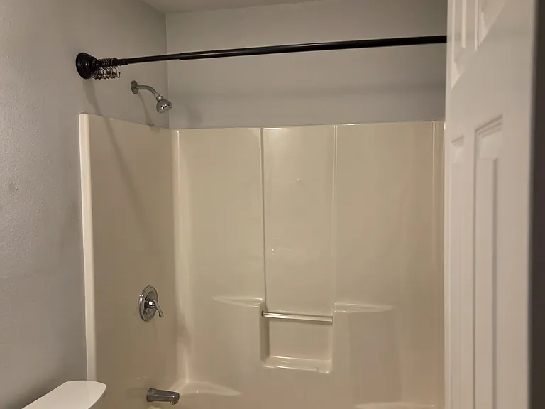 691 Oakwood Dr — Photo 3
