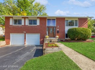 6725 Woodridge Dr, Woodridge, IL 60517