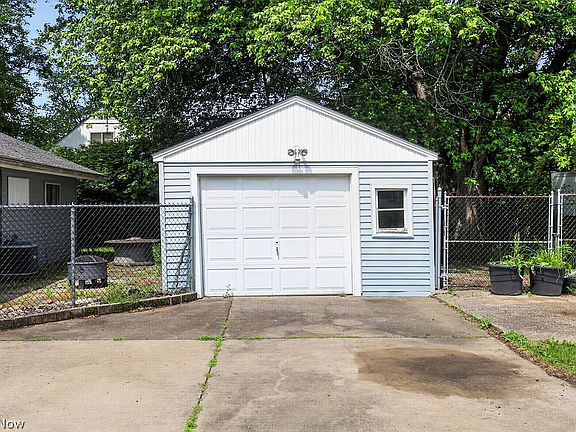 4th image of 4126 Woodmere Dr