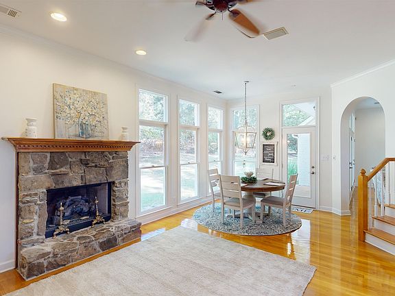 4th image of 525 Estate Dr