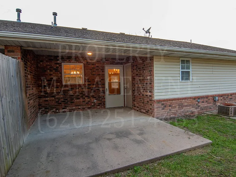 813 Shawnee St — Photo 7