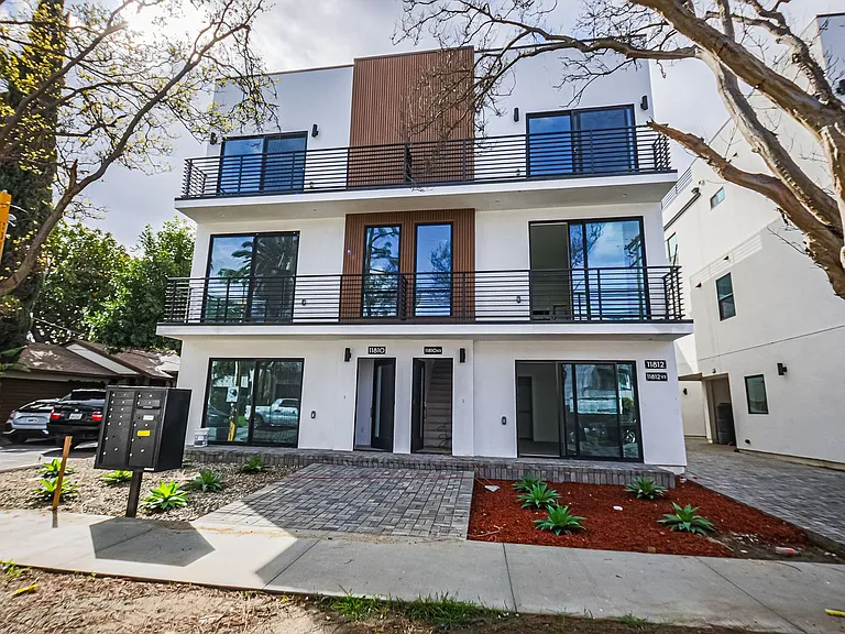 New Construction Luxury 4 Bed Townhomes With Roof Decks — Photo 1