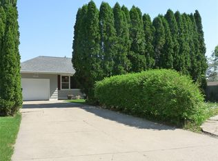 2828 Hillhaven Ct SE, Cedar Rapids, IA 52403