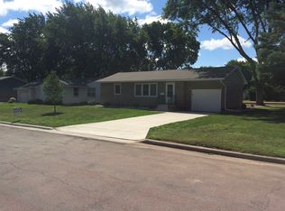 516 1st St SW, Madelia, MN 56062